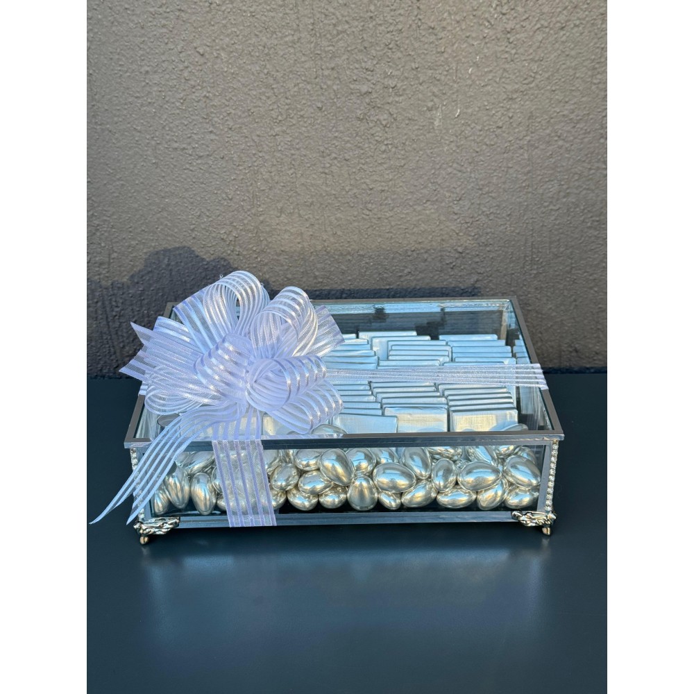 25x17 CM METAL DİKDÖRTGEN CAM KUTUDA GÜMÜŞ MADLEN ÇİKOLATA VE GÜMÜŞ DRAJE